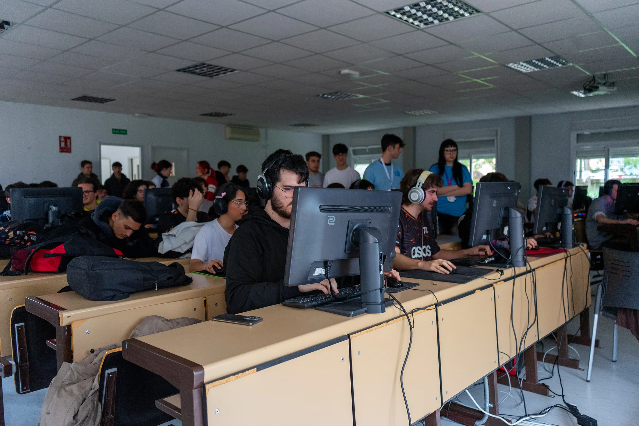 Participantes compitiendo en una de las aulas de ULP 2025