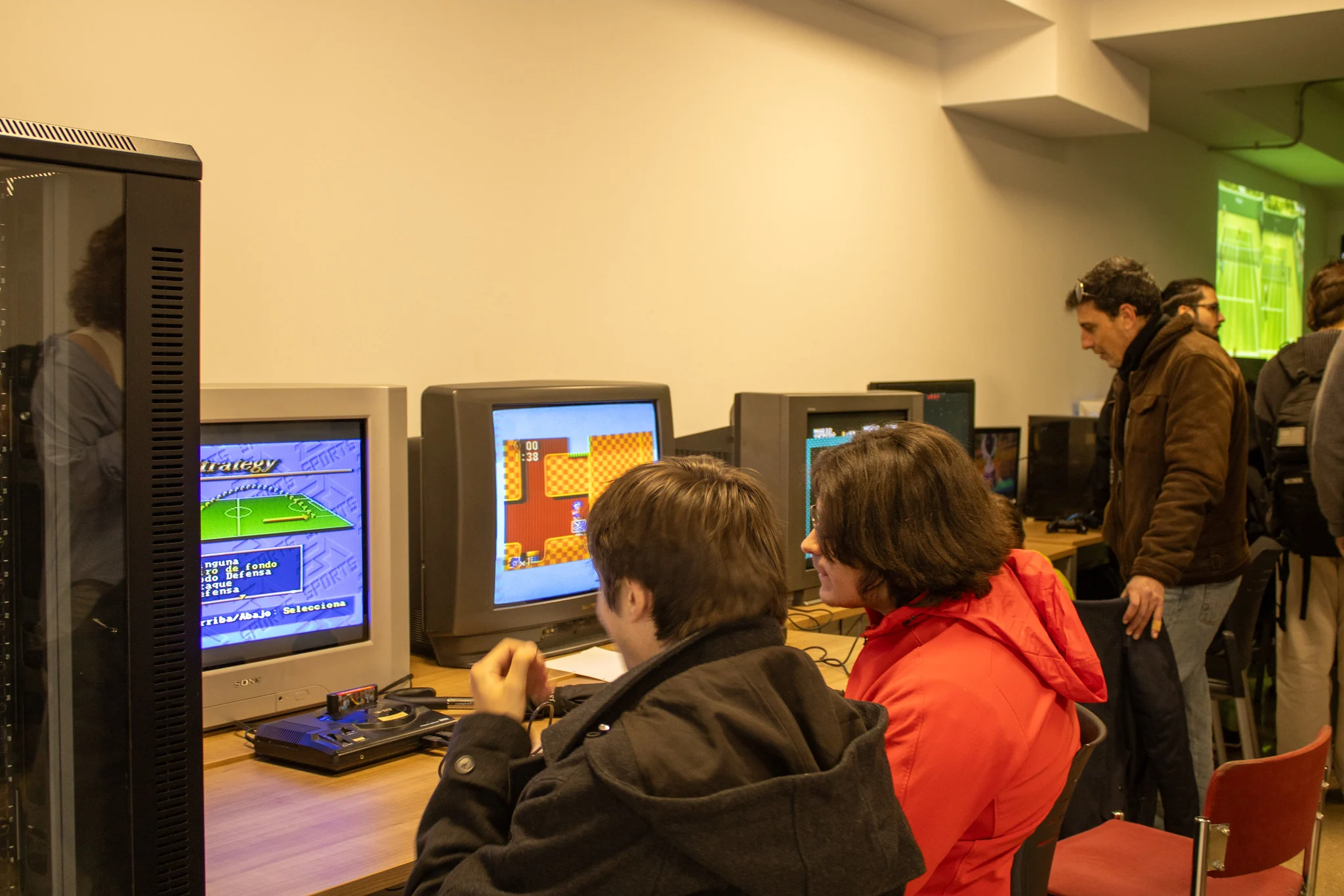 Participantes de ULP compartiendo partidas en la zona de juegos retro