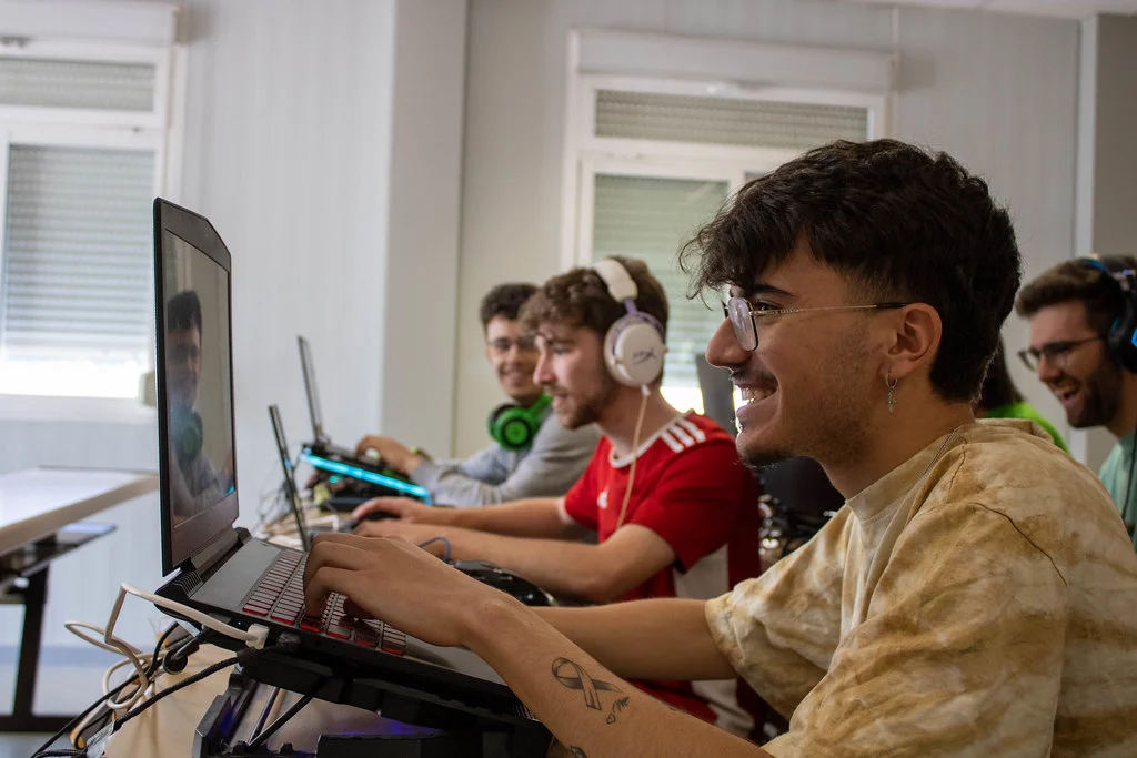 Participantes de ULP 2023 jugando juntos en sus ordenadores